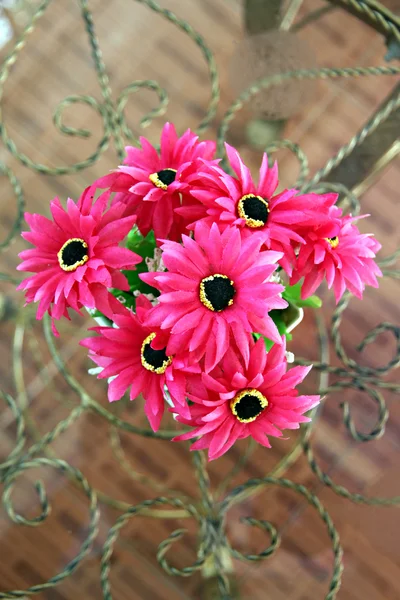 Fleurs roses reposant sur des bureaux miroirs . — Photo