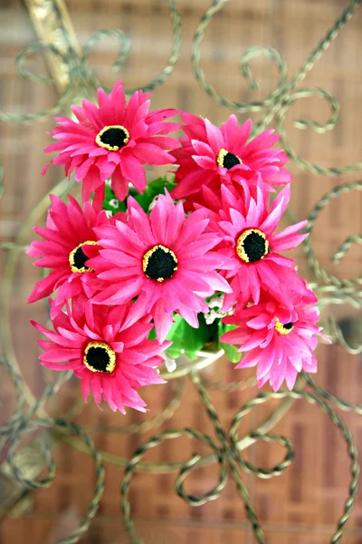 Flores rosadas descansando en escritorios de espejo . — Foto de Stock