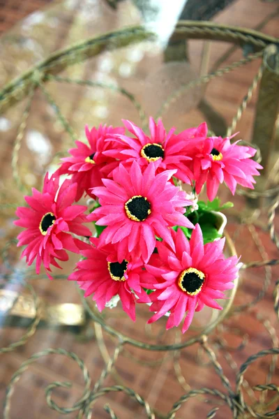 Fleurs roses reposant sur des bureaux miroirs . — Photo