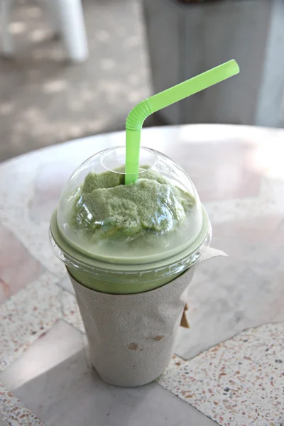 Bevande al tè verde in tazza di plastica . — Foto Stock