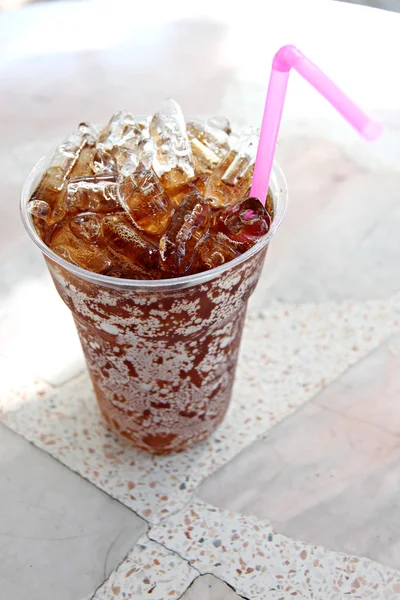 Cola-Getränke im Plastikbecher. — Stockfoto