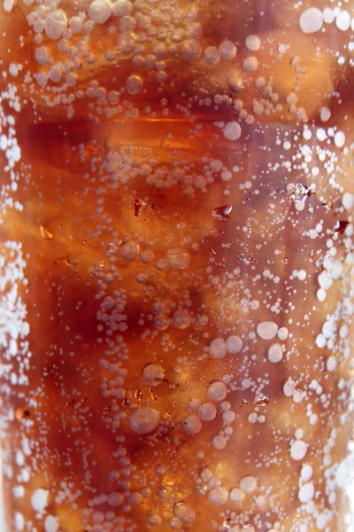 Zoom Bebidas de cola en taza de plástico . —  Fotos de Stock