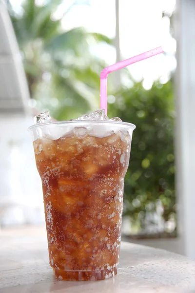 Cola dranken in plastic beker op tafel. — Stockfoto