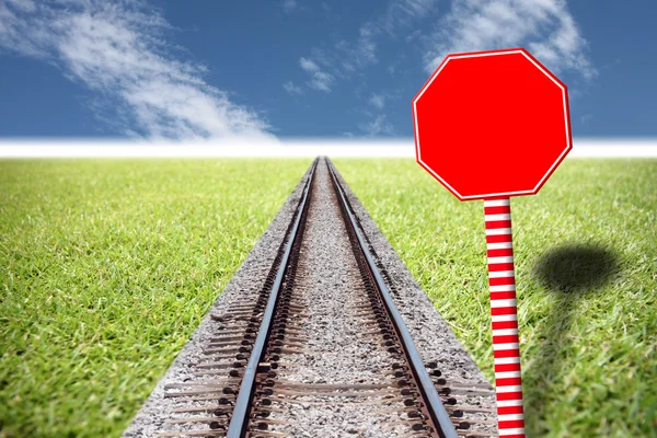 Bahnverkehr auf dem Rasen und rote Verkehrsschilder. — Stockfoto