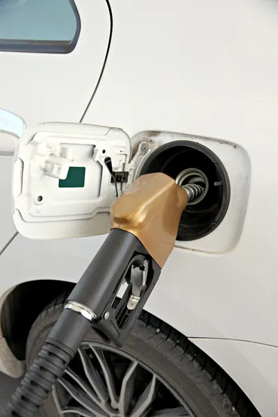 Le auto bianche sono riempitivo carburante . — Foto Stock