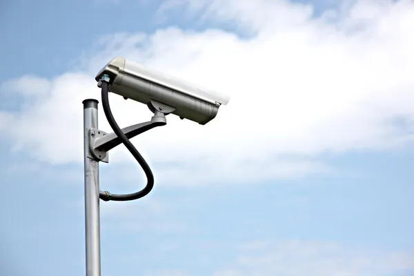 CCTV op blauwe hemelachtergrond. — Stockfoto