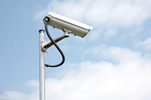 CCTV op blauwe hemelachtergrond. — Stockfoto