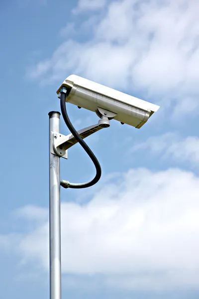 A kék ég háttér CCTV. — Stock Fotó