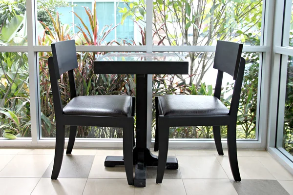 Czarne krzesła w kawiarni. — Zdjęcie stockowe