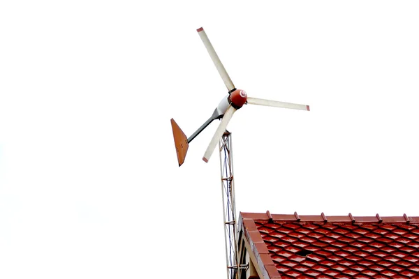 Turbine geplakt op dak. — Stockfoto