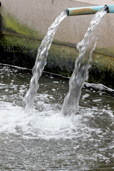 Water stroomt uit pijp. — Zdjęcie stockowe