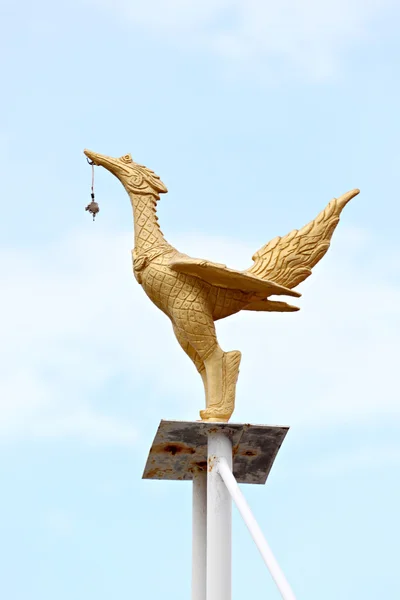 Statua cigno dorato . — Foto Stock