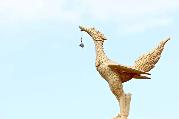 Estátua de cisne dourado . — Fotografia de Stock