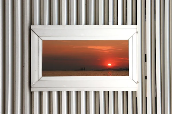 Alüminyum pencere ve günbatımı fotoğrafı görmek. — Stok fotoğraf