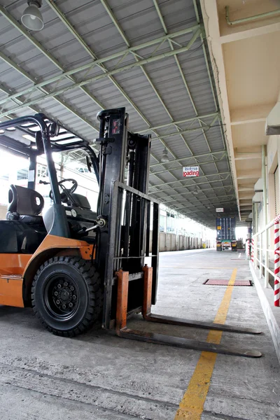 Heftruck in de fabriek. — Stockfoto