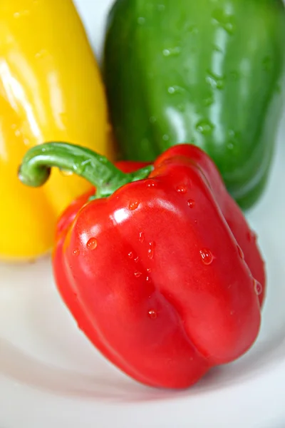 Drie gekleurde paprika. — Stockfoto