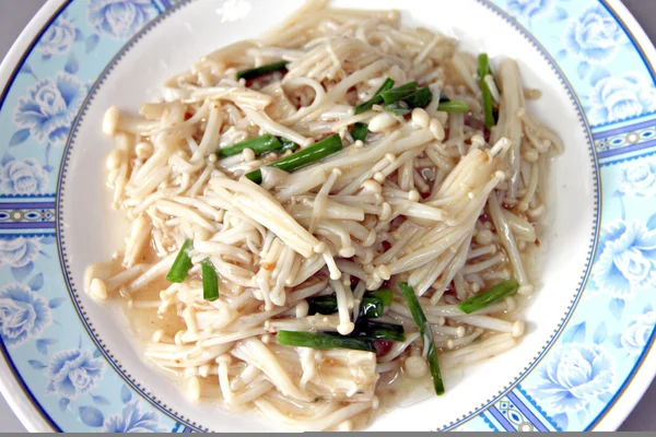 Champiñones mezclados con pimienta y albahaca . —  Fotos de Stock