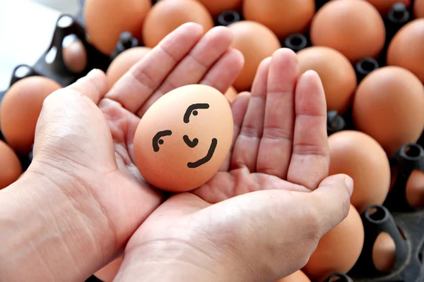 Яйцо на руках и улыбка на лице . — стоковое фото