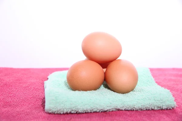 Яйца на зеленом и розовом полотенце . — стоковое фото