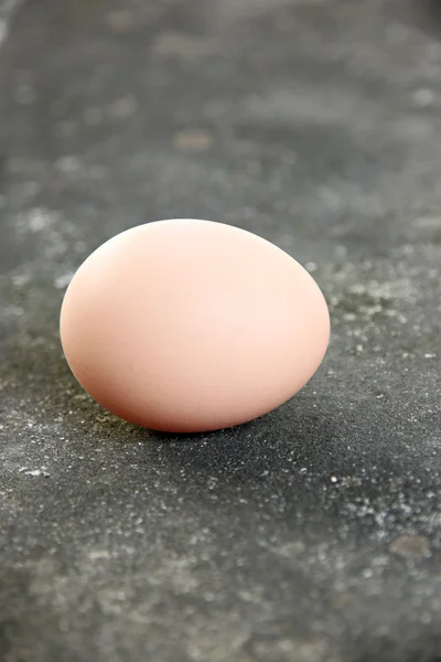 Op de verdieping gelegde eieren. — Stockfoto