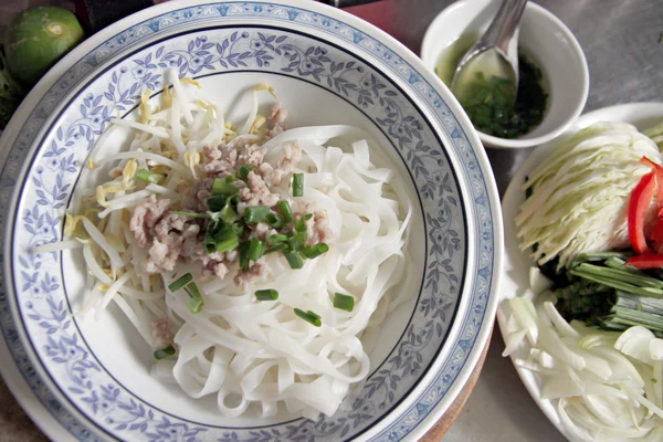 Misturando macarrão Japão em tigela . — Fotografia de Stock