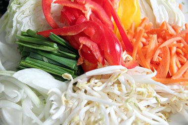 yemeğin üzerine karışık sebze.