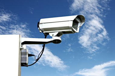 mavi gökyüzünde kamera video kaydı.