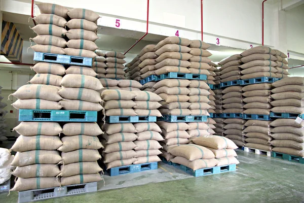 Empilés de sacs de riz dans l'entrepôt . Photos De Stock Libres De Droits