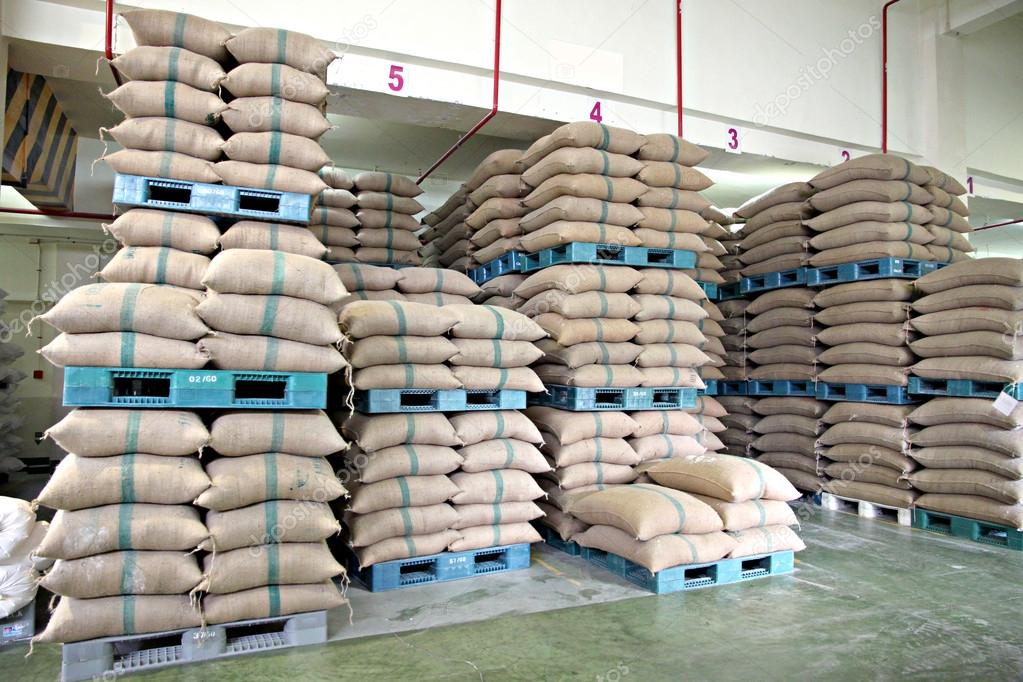 Правило хранение сырья. Хранение растительного сырья. Складирование товара на складе продуктов. Способ хранения сырья. Способы укладки и методы хранения продуктов.