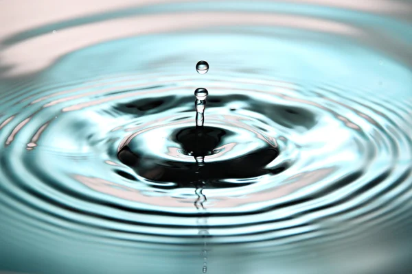 Gotas de água azul causar a forma . — Fotografia de Stock