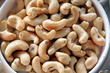 Beyaz tabak içinde kaju fıstığı.