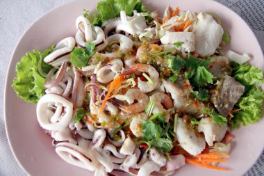 karışık deniz ürünleri salatası.