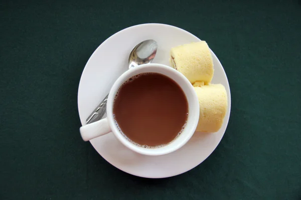 Beyaz fincan ve içinde sıcak kakao. — Stok fotoğraf