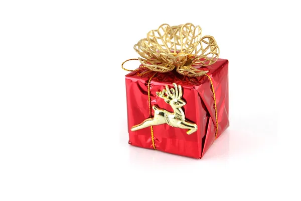 Caixa de presente vermelho e rena de ouro . — Fotografia de Stock