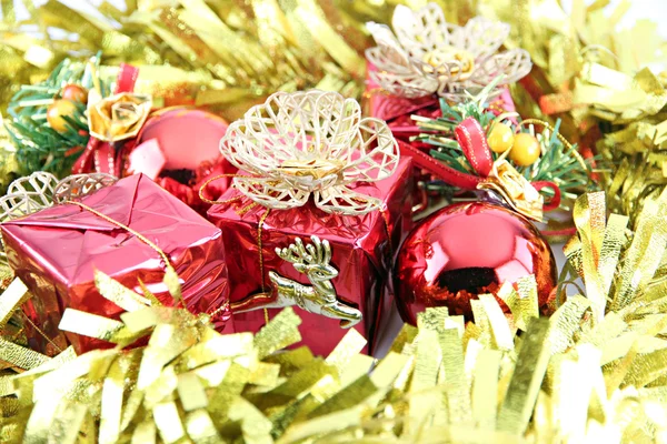 Cinta dorada y caja de regalo roja . — Foto de Stock