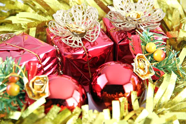 Nastro d'oro e confezione regalo rossa . — Foto Stock