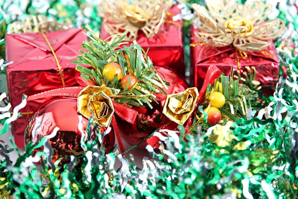 Ruban vert et boîte cadeau rouge . — Photo