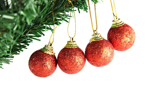 Bola roja colgando en la rama del árbol de Navidad . — Foto de Stock