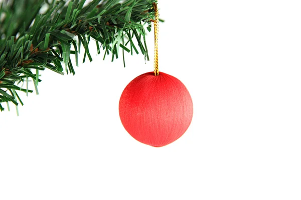 Bola roja colgando en la rama del árbol de Navidad . — Foto de Stock