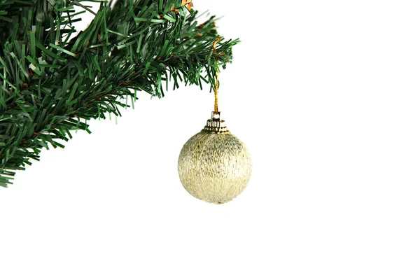 Gouden bal opknoping op tak kerstboom. — Stockfoto