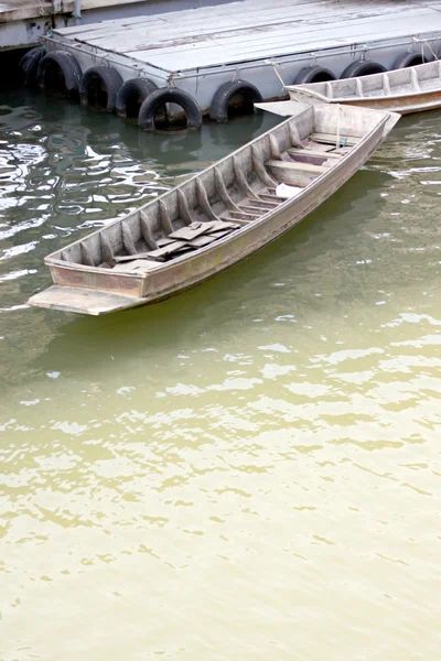 Holzboot oder Kanu. — Stockfoto