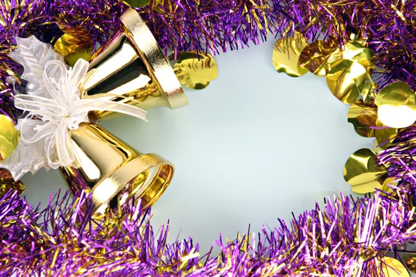 Dekorace fialovou stuhou na Vánoce a nový rok. — Stock fotografie