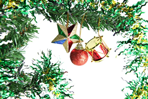 Stern, Kugeln und Trommeln hängen am Weihnachtsbaum. — Stockfoto