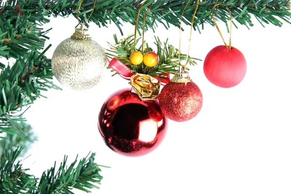 Die roten Kugeln hängen am Weihnachtsbaum. — Stockfoto