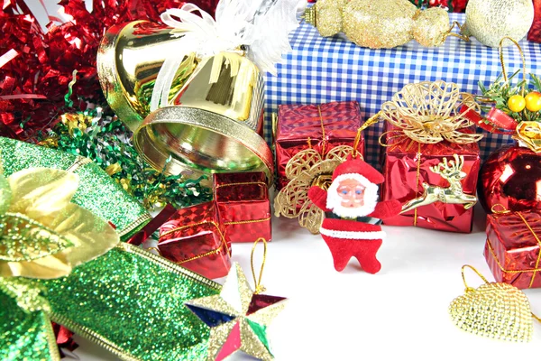 Santa poupée et décorations accessoires du jour de Noël . — Photo
