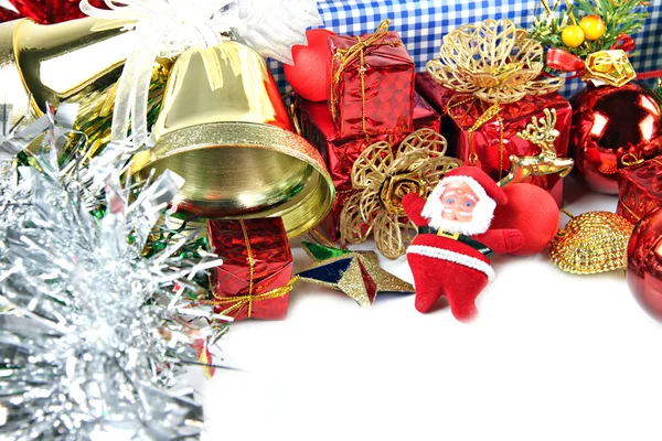 Sinos dourados e decorações de acessórios do dia de Natal . — Fotografia de Stock