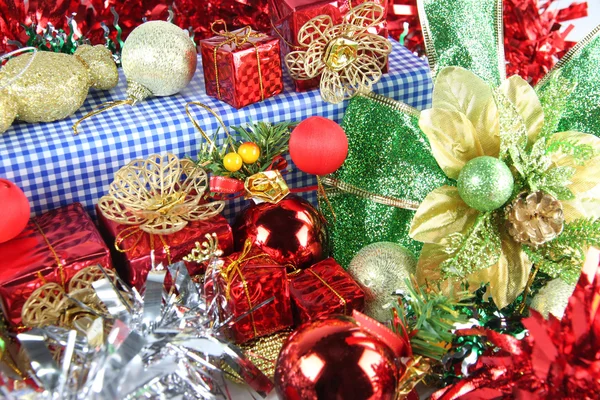 赤いリボンやクリスマスの日のアクセサリー装飾品. — ストック写真