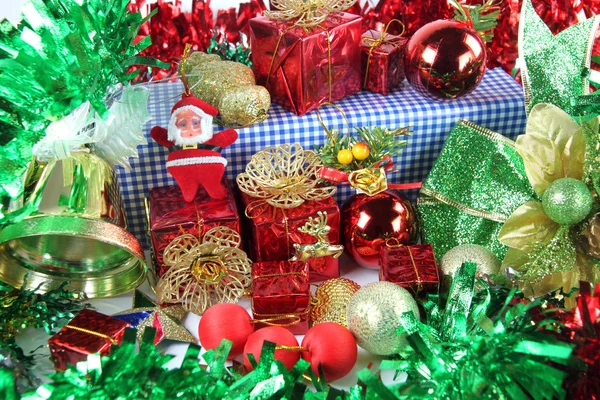 Grüne Schleife und Accessoires am Weihnachtstag. — Stockfoto