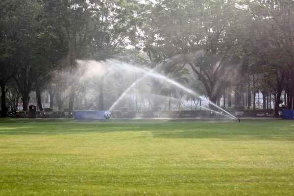 Lawn watering in the Park. — Stock Photo, Image