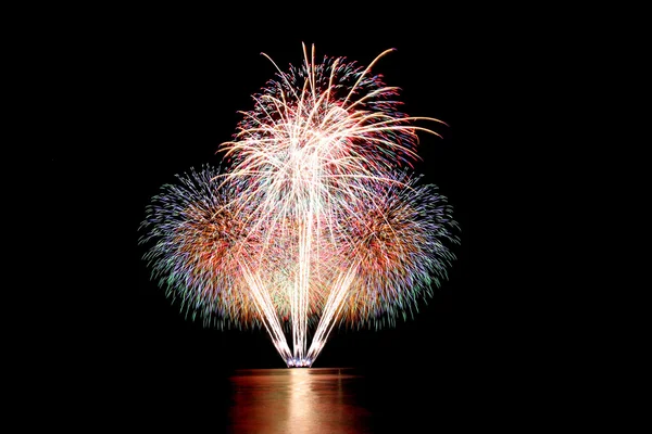 Fuochi d'artificio o petardi nel buio . — Foto Stock